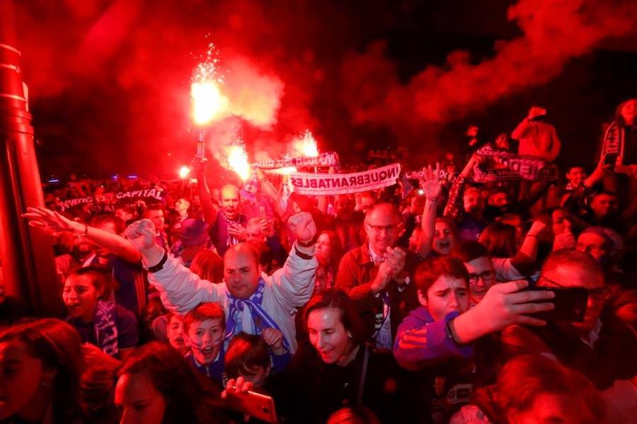 La afición del Real Oviedo explotó de alegría en el Tartiere ante el triunfo de su equipo.