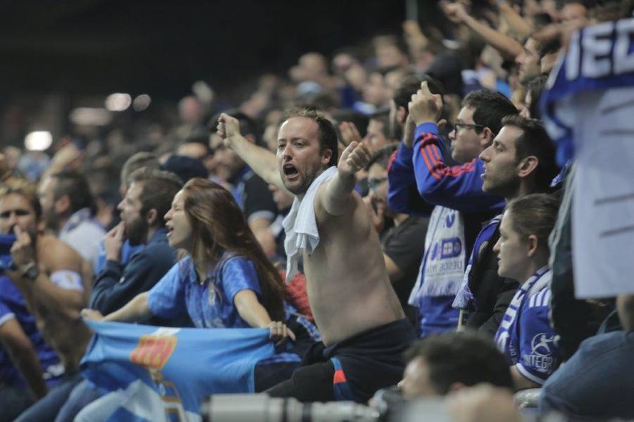 La afición del Real Oviedo explotó de alegría en el Tartiere ante el triunfo de su equipo.