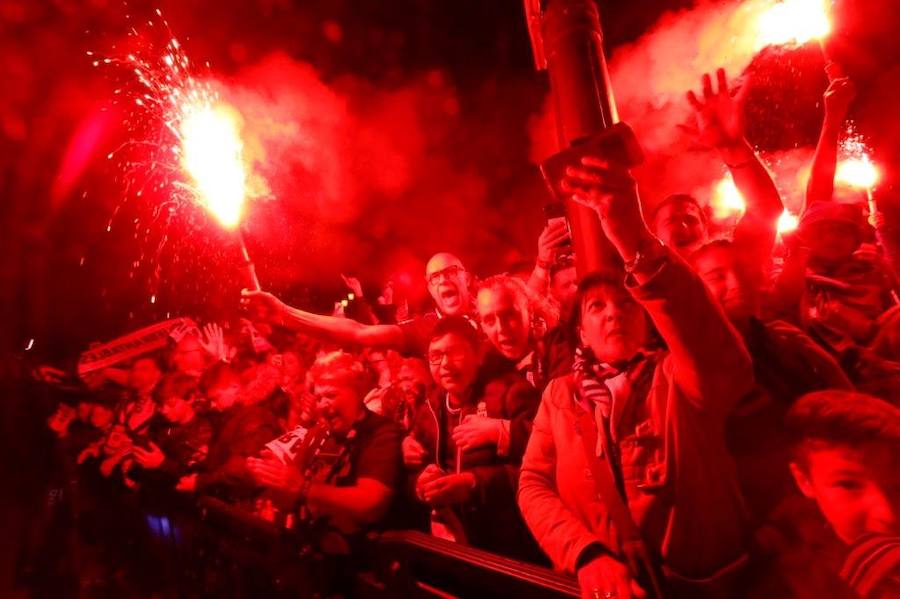 La afición del Real Oviedo explotó de alegría en el Tartiere ante el triunfo de su equipo.