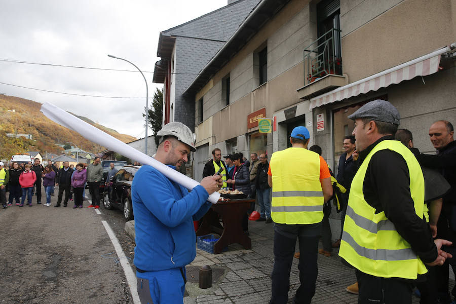  Medio centenar de trabajadores de la mina de León se han manifestado este lunes Cerredo, Degaña. Su marcha, para pedir el mantenimiento del sector, tiene como destino Oviedo. 