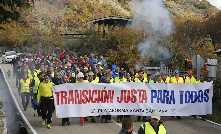  150 trabajadores de la mina de León se han manifestado este lunes Cerredo, Degaña. Su marcha, para pedir el mantenimiento del sector, tiene como destino Oviedo. 