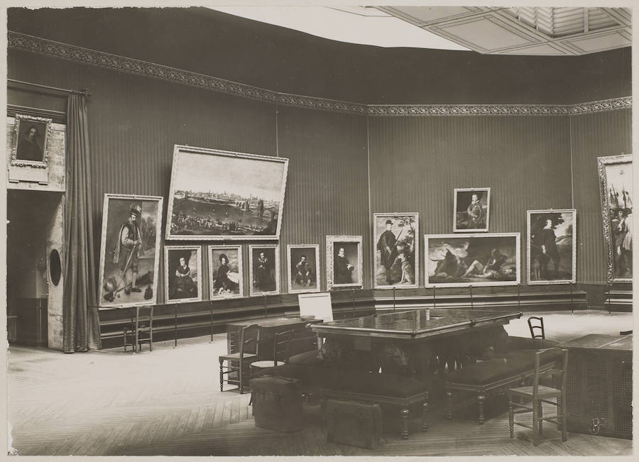 Museo del Prado, vista de la sala de Velázquez fotografiada por José Lacoste y Borde Gelatina.