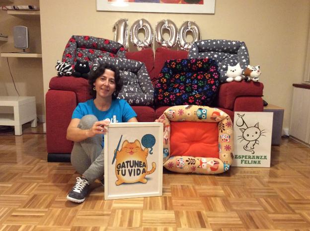 María Carbajo, autora de 'Gatunea tu vida', celebra la venta de mil camas para gatos. 