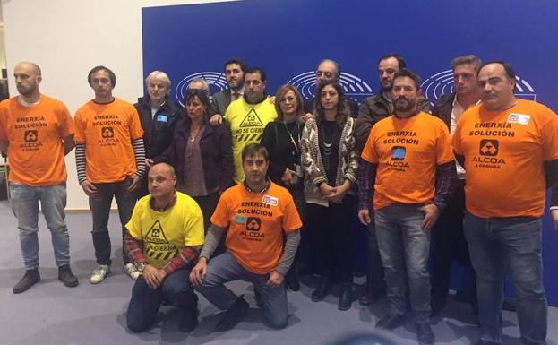 Representantes de los trabajadores de las plantas de Alcoa en Avilés y A Coruña con eurodiputados en Bruselas.