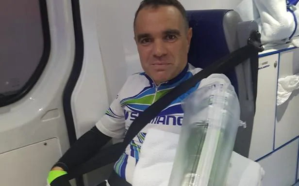 Iván Fernández, en una ambulancia con el brazo inmovilizado. 