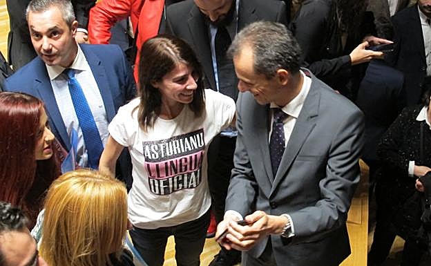 Una asturiana defiende la oficialidad ante Pedro Duque