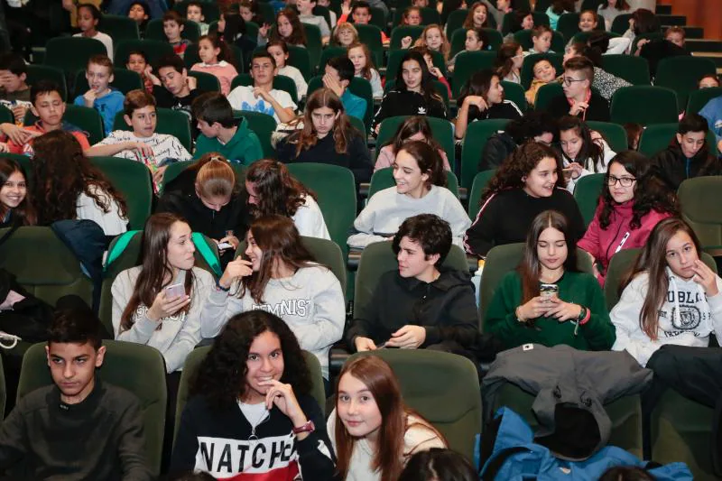 Las salas de La Laboral, el Jovellanos y Gijón-Sur reservadas para el 56 Festival de Cine de Gijón se abren para una nueva edición de Enfants Terribles, las sesiones escolares del certamen patrocinadas por EL COMERCIO. Este 2018, un total de 15.433 alumnos de 142 colegios de Asturias, Galicia, Cantabria y Castilla y León disfrutarán del cine en la ciudad. 