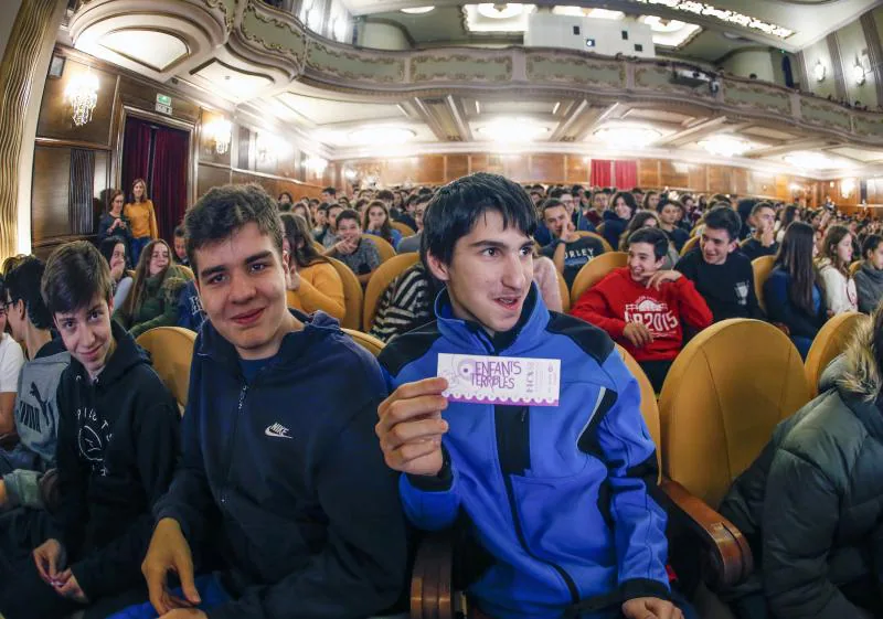 Las salas de La Laboral, el Jovellanos y Gijón-Sur reservadas para el 56 Festival de Cine de Gijón se abren para una nueva edición de Enfants Terribles, las sesiones escolares del certamen patrocinadas por EL COMERCIO. Este 2018, un total de 15.433 alumnos de 142 colegios de Asturias, Galicia, Cantabria y Castilla y León disfrutarán del cine en la ciudad. 