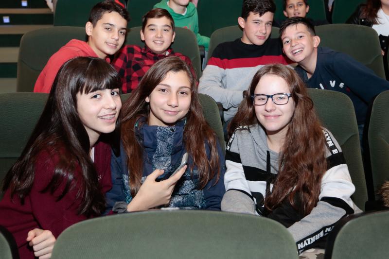 Las salas de La Laboral, el Jovellanos y Gijón-Sur reservadas para el 56 Festival de Cine de Gijón se abren para una nueva edición de Enfants Terribles, las sesiones escolares del certamen patrocinadas por EL COMERCIO. Este 2018, un total de 15.433 alumnos de 142 colegios de Asturias, Galicia, Cantabria y Castilla y León disfrutarán del cine en la ciudad. 