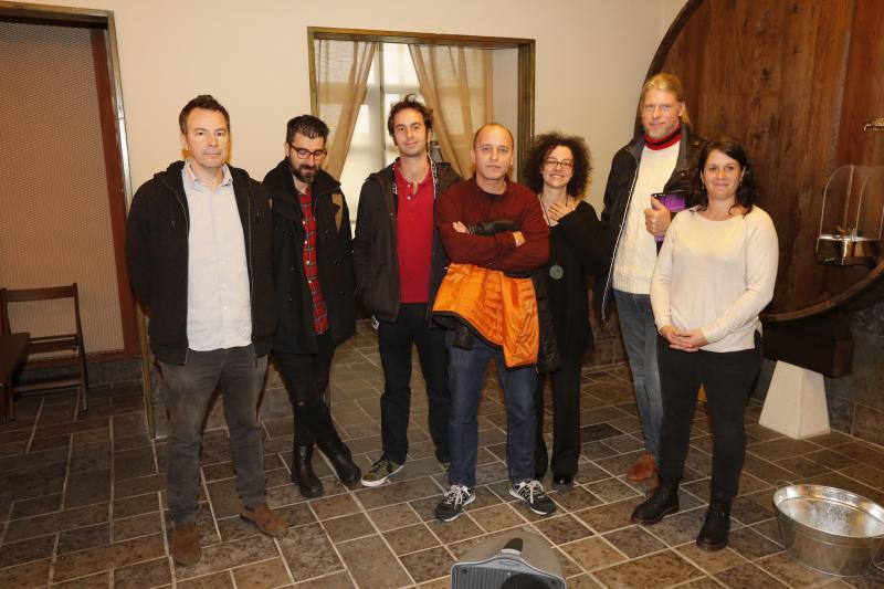Un centenar de cineastas asturianos, productores, programadores y responsables de distribuidoras han asistido a una jornada de trabajo organizada en torno a una espicha en La Llorea. Se trata de un encuentro incluido en la programación del FICX.
