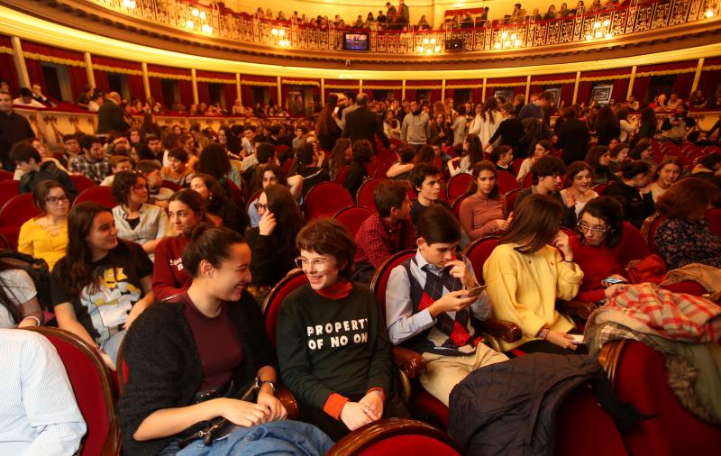 Más de 500 alumnos de Secundaria de Oviedo han disfrutado de uno de los ensayos generales de la ópera 'Tosca', de Puccini, en el Teatro Campoamor de Oviedo. La actividad, en la que también han participado estudiantes de los Conservatorios de Oviedo, Gijón y Avilés, la Escuela de Bellas Artes y la Universidad de Oviedo, ha sido organizada en colaboración con la Fundación Ópera de Oviedo.