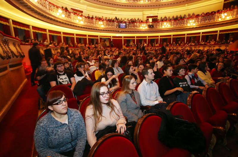 Más de 500 alumnos de Secundaria de Oviedo han disfrutado de uno de los ensayos generales de la ópera 'Tosca', de Puccini, en el Teatro Campoamor de Oviedo. La actividad, en la que también han participado estudiantes de los Conservatorios de Oviedo, Gijón y Avilés, la Escuela de Bellas Artes y la Universidad de Oviedo, ha sido organizada en colaboración con la Fundación Ópera de Oviedo.