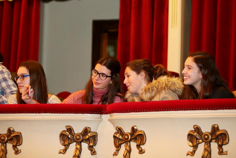 Más de 500 alumnos de Secundaria de Oviedo han disfrutado de uno de los ensayos generales de la ópera 'Tosca', de Puccini, en el Teatro Campoamor de Oviedo. La actividad, en la que también han participado estudiantes de los Conservatorios de Oviedo, Gijón y Avilés, la Escuela de Bellas Artes y la Universidad de Oviedo, ha sido organizada en colaboración con la Fundación Ópera de Oviedo.