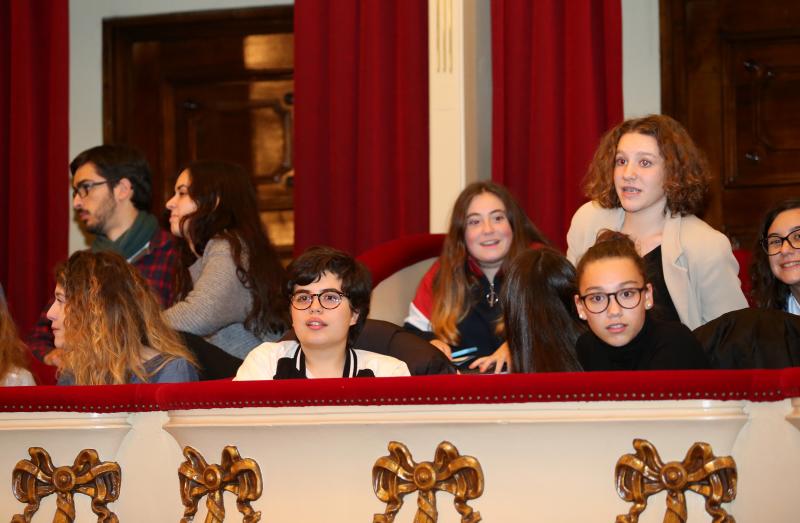 Más de 500 alumnos de Secundaria de Oviedo han disfrutado de uno de los ensayos generales de la ópera 'Tosca', de Puccini, en el Teatro Campoamor de Oviedo. La actividad, en la que también han participado estudiantes de los Conservatorios de Oviedo, Gijón y Avilés, la Escuela de Bellas Artes y la Universidad de Oviedo, ha sido organizada en colaboración con la Fundación Ópera de Oviedo.