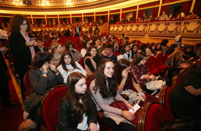 Más de 500 alumnos de Secundaria de Oviedo han disfrutado de uno de los ensayos generales de la ópera 'Tosca', de Puccini, en el Teatro Campoamor de Oviedo. La actividad, en la que también han participado estudiantes de los Conservatorios de Oviedo, Gijón y Avilés, la Escuela de Bellas Artes y la Universidad de Oviedo, ha sido organizada en colaboración con la Fundación Ópera de Oviedo.