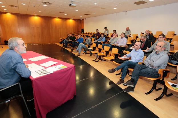 El presidente del Foro, Manuel Cañete, se dirige al resto de integrantes en un momento del pleno. 