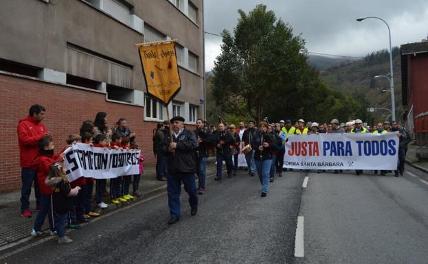 Cangas del Narcea recibe con gaitas a los «héroes» de la 'marcha minera'