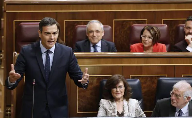 Sánchez responde a Casado, durante la sesión de control. 