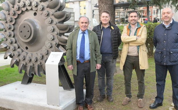 La Escuela de Minas expone una pieza centenaria de la central hidráulica de La Malva