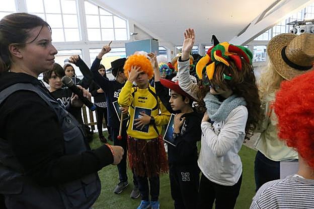 Los niños participan en una actividad orientada a identificar personalidades falsas en la red. 