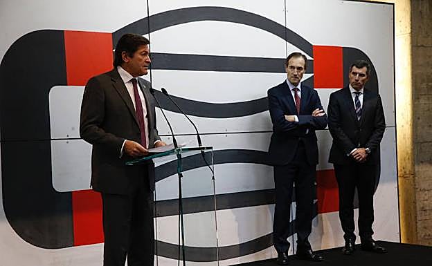 El presidente del Principado de Asturias, Javier Fernández, el presidente de EDP España, Manuel Menéndez, y el consejero delegado de EDP, Rui Teixeira.