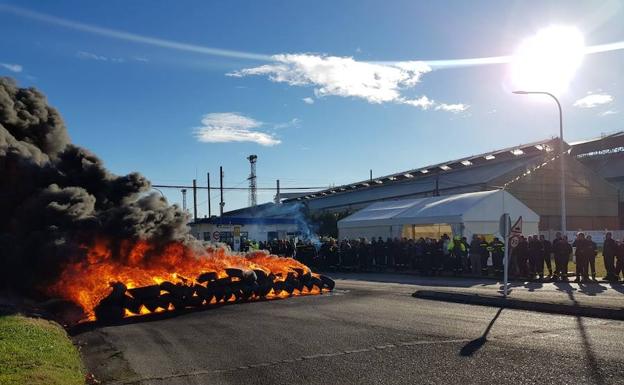 Los trabajadores de Alcoa han vuelto a concentrarse a las puertas de la factoría de Avilés y han quemado neumáticos en señal de protesta