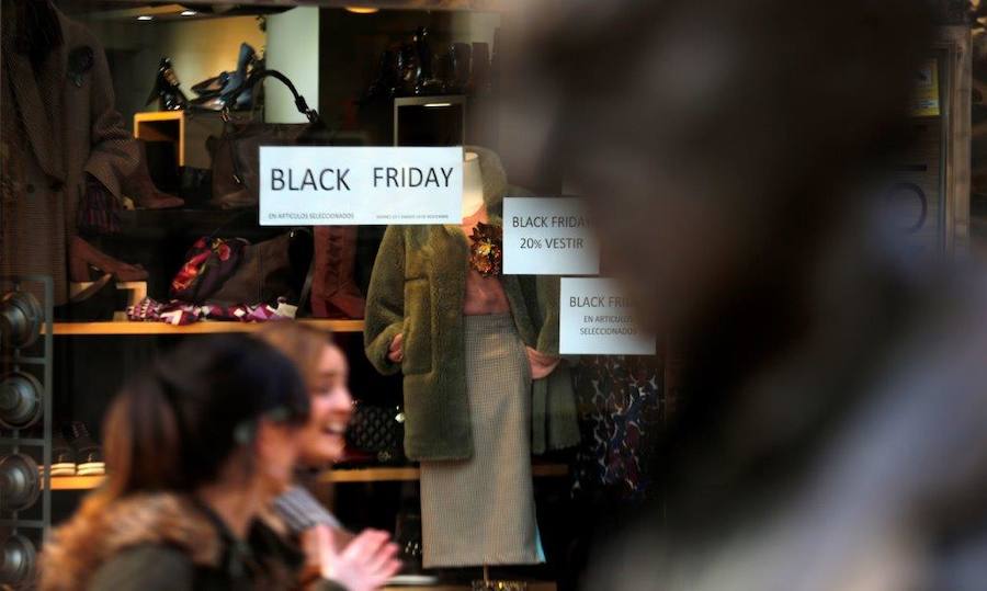 Los asturianos ha salido de compras aprovechando los significativos descuentos de este 'Black Friday'. Las tiendas han estado llenas y en puntos comerciales como Intu Asturias se han registrado importantes atascos.