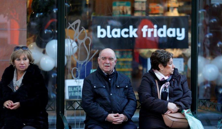 Los asturianos ha salido de compras aprovechando los significativos descuentos de este 'Black Friday'. Las tiendas han estado llenas y en puntos comerciales como Intu Asturias se han registrado importantes atascos.