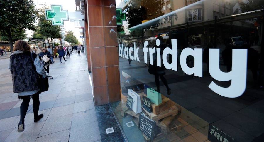 Los asturianos ha salido de compras aprovechando los significativos descuentos de este 'Black Friday'. Las tiendas han estado llenas y en puntos comerciales como Intu Asturias se han registrado importantes atascos.