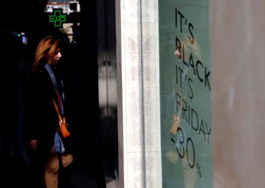 Los asturianos ha salido de compras aprovechando los significativos descuentos de este 'Black Friday'. Las tiendas han estado llenas y en puntos comerciales como Intu Asturias se han registrado importantes atascos.