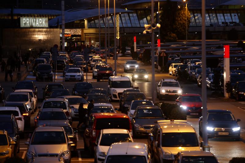 Los asturianos ha salido de compras aprovechando los importantes descuentos de este 'Black Friday'. Las tiendas han estado llenas y en puntos comerciales como Intu Asturias se han registrado importantes atascos.