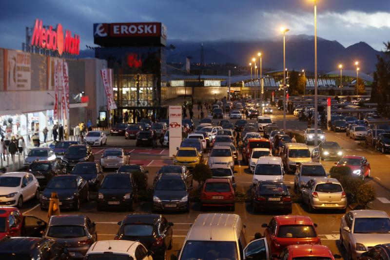 Los asturianos ha salido de compras aprovechando los importantes descuentos de este 'Black Friday'. Las tiendas han estado llenas y en puntos comerciales como Intu Asturias se han registrado importantes atascos.