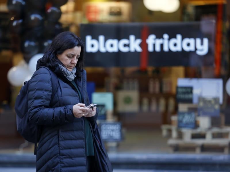 Los asturianos ha salido de compras aprovechando los importantes descuentos de este 'Black Friday'. Las tiendas han estado llenas y en puntos comerciales como Intu Asturias se han registrado importantes atascos.