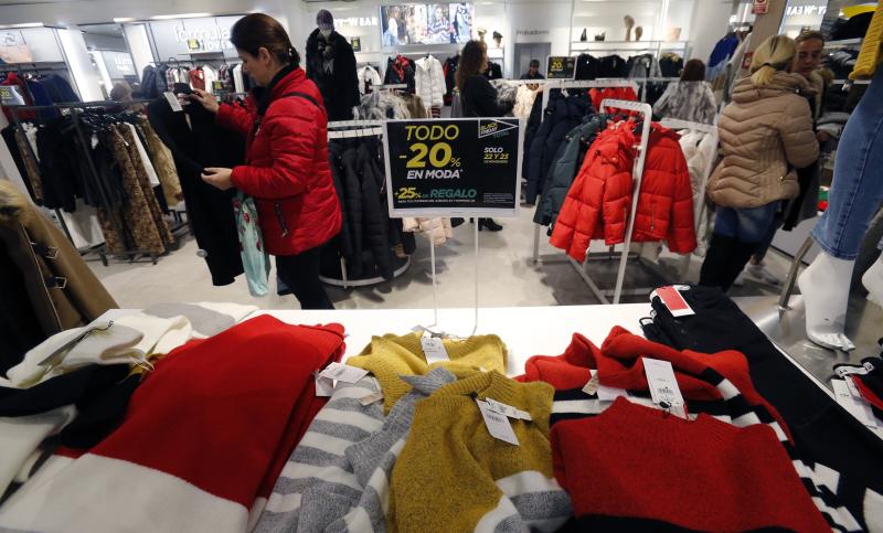Los asturianos ha salido de compras aprovechando los importantes descuentos de este 'Black Friday'. Las tiendas han estado llenas y en puntos comerciales como Intu Asturias se han registrado importantes atascos.