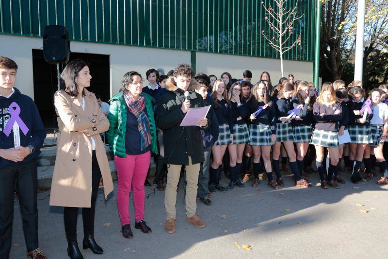 Los escolares gijoneses protestaron contra esta lacra portando lazos malvas de cara a la celebración del Día Internacional contra la Violencia de Género el próximo 25 de noviembre.