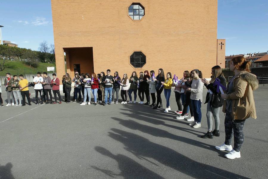 Los escolares gijoneses protestaron contra esta lacra portando lazos malvas de cara a la celebración del Día Internacional contra la Violencia de Género el próximo 25 de noviembre.
