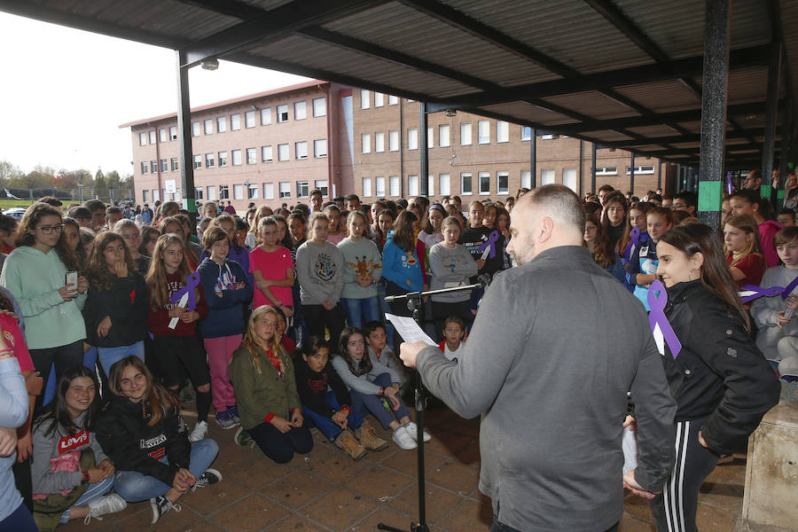 Los escolares gijoneses protestaron contra esta lacra portando lazos malvas de cara a la celebración del Día Internacional contra la Violencia de Género el próximo 25 de noviembre.