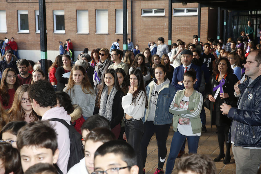 Los escolares gijoneses protestaron contra esta lacra portando lazos malvas de cara a la celebración del Día Internacional contra la Violencia de Género el próximo 25 de noviembre.