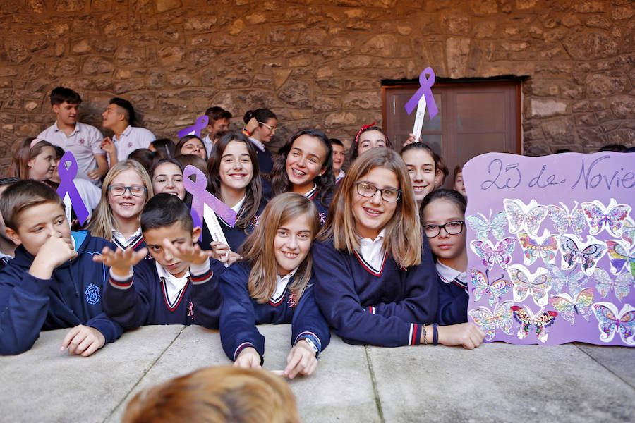 Los escolares gijoneses protestaron contra esta lacra portando lazos malvas de cara a la celebración del Día Internacional contra la Violencia de Género el próximo 25 de noviembre.