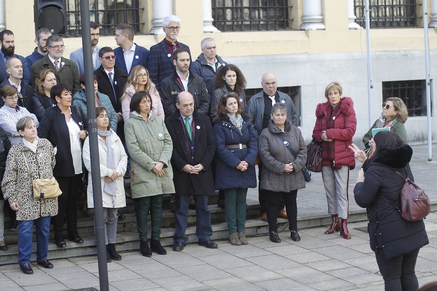 La policía y atleta maliaya Judith Obaya leyó la declaración institucional aprobada, unánimemente, por la Junta. Lo hizo con la bicicleta a su lado, en la que ha pasado las últimas 38 horas, para recorrer sin descanso la distancia que separa Madrid y Asturias.