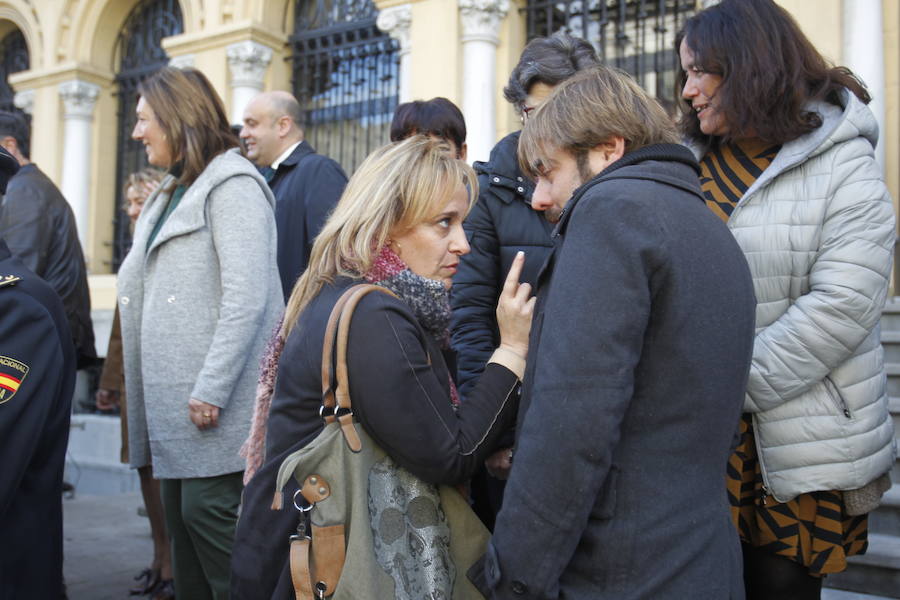 La policía y atleta maliaya Judith Obaya leyó la declaración institucional aprobada, unánimemente, por la Junta. Lo hizo con la bicicleta a su lado, en la que ha pasado las últimas 38 horas, para recorrer sin descanso la distancia que separa Madrid y Asturias.