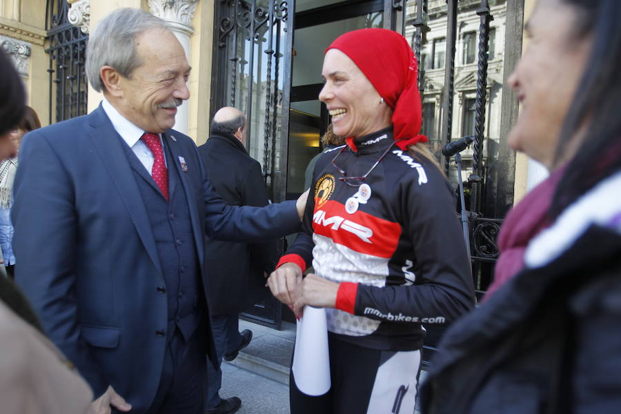 La policía y atleta maliaya Judith Obaya leyó la declaración institucional aprobada, unánimemente, por la Junta. Lo hizo con la bicicleta a su lado, en la que ha pasado las últimas 38 horas, para recorrer sin descanso la distancia que separa Madrid y Asturias.