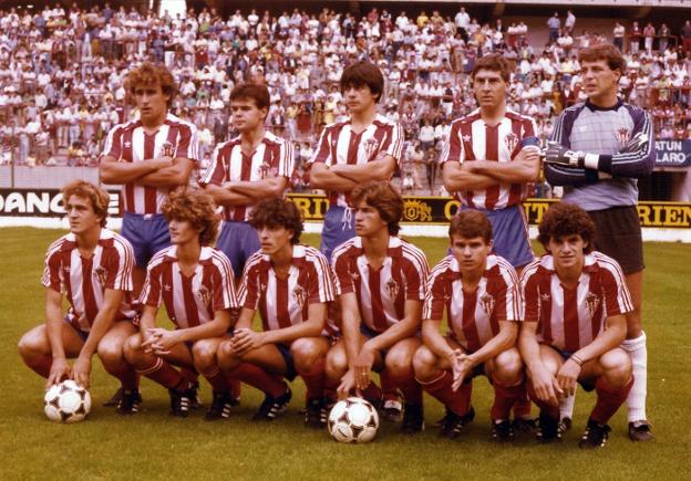 Juveniles que jugaron un partido en Primera en 1984. De izquierda a derecha, de pie, Murias, Luismi, Gancedo, Emilio y Pedro; y, agachados, Óliver, Tuto, Eduardo, Orlando, Eloy y César. 