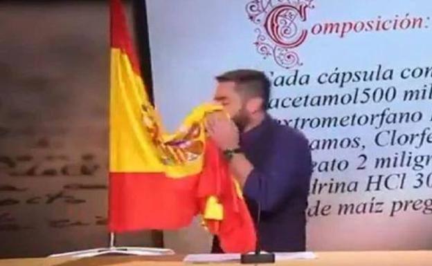 Dani Mateo, ante el juez por sonarse la nariz con la bandera de España