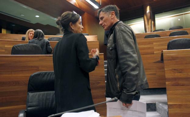 Dolores Carcedo y Enrique López charlan en la Junta General esta mañana.