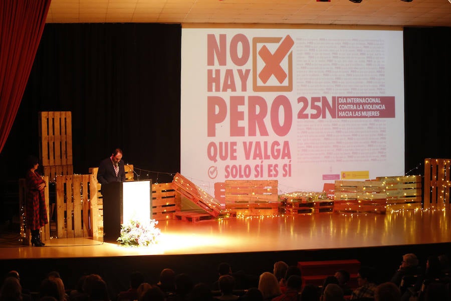 El auditorio José Barrera acogió el acto institucional con motivo del Día Internacional contra la Violencia de Género