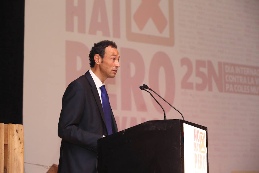 El auditorio José Barrera acogió el acto institucional con motivo del Día Internacional contra la Violencia de Género