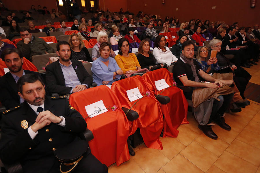 El auditorio José Barrera acogió el acto institucional con motivo del Día Internacional contra la Violencia de Género