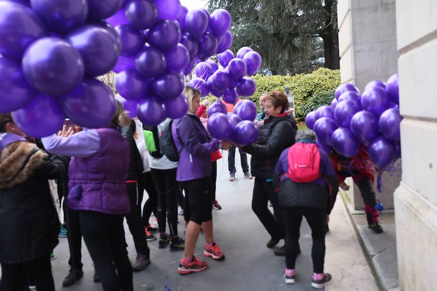 Cerca de 100 personas han recorrido la distancia que separa la plaza del Ayuntamiento de Siero del Parque de La Paz de Lugones