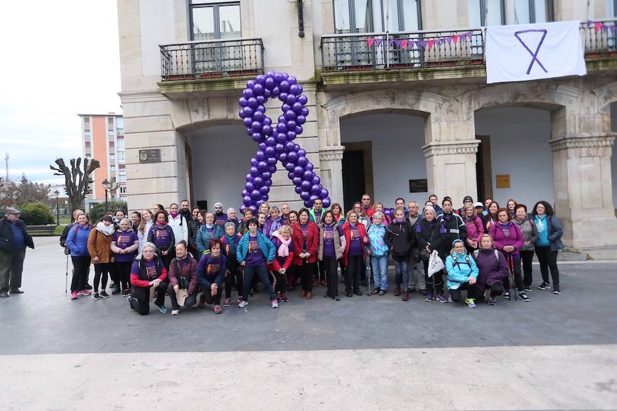 Cerca de 100 personas han recorrido la distancia que separa la plaza del Ayuntamiento de Siero del Parque de La Paz de Lugones